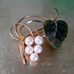 Vtg 60s-70s Gen Jade & Faux Pearl Brooch/Pin, yellow gold tone